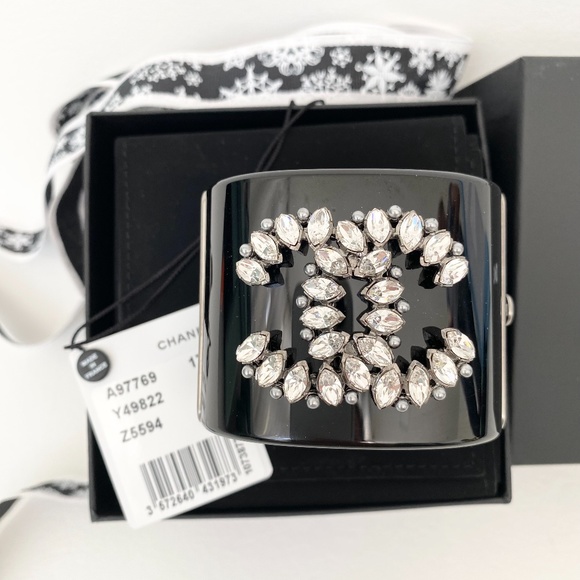 CHANEL 2017K BLACK RESIN CUFF SILVER TONE CC LOGO CRYSTALS NEW IN BOX - Picture 5 of 15